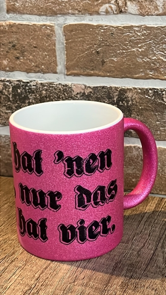 Glitzer Tasse - purple - Alles hat nen Haken, nur das Kreuz hat vier - schwarz