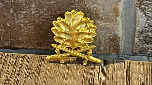 Pin - Eichenlaub mit Schwertern - goldene Optik