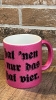 Glitzer Tasse - purple - Alles hat nen Haken, nur das Kreuz hat vier - schwarz