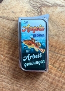 Feuerzeug - SM - Zum Angeln geboren - zur Arbeit gezwungen - Motiv 1